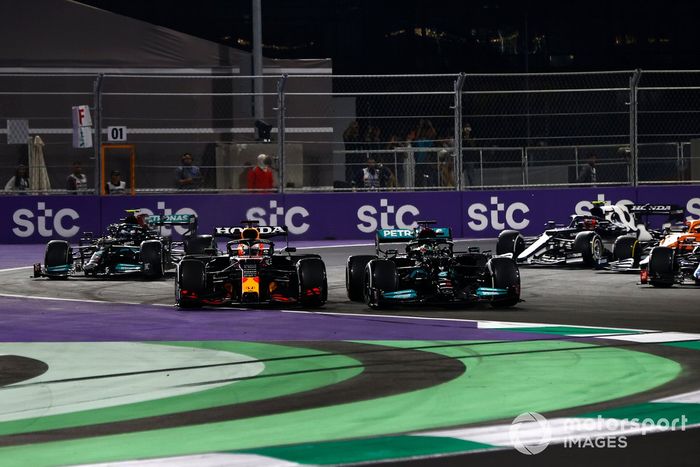 Max Verstappen, Red Bull Racing RB16B, y Lewis Hamilton, Mercedes W12, luchan en la reanudación