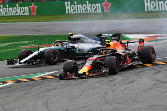 Valtteri Bottas, Mercedes AMG F1 W09 and Daniel Ricciardo, Red Bull Racing RB14 battle