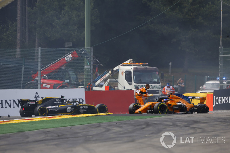 Nico Hulkenberg, Renault Sport F1 Team R.S. 18, choca con Fernando Alonso, McLaren MCL33, en la salida y los comisarios acuden a ayudarle
