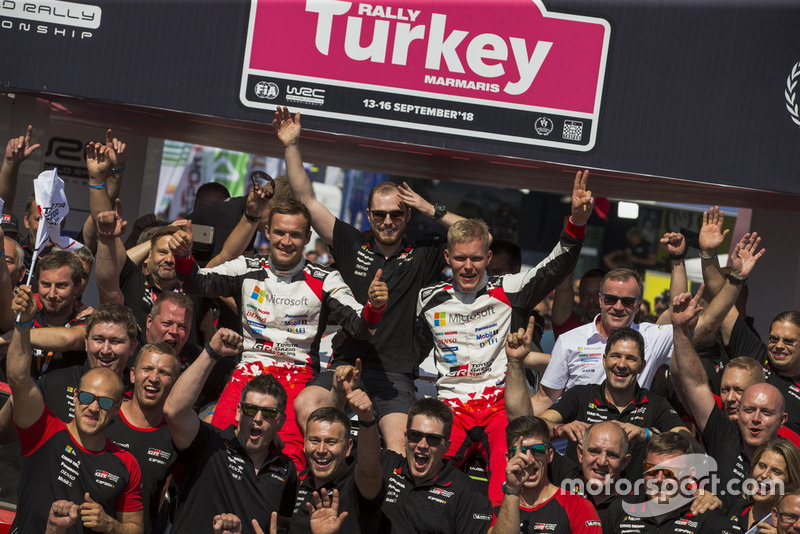 I vincitori Ott Tänak, Martin Järveoja, Toyota Gazoo Racing WRT Toyota Yaris WRC con il team