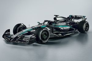 Mercedes presenta su coche para la F1 2025, el W16