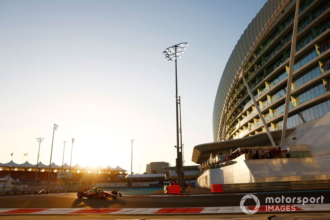 Lando Norris, McLaren MCL38, Oscar Piastri, McLaren MCL38, en la vuelta de formación.
