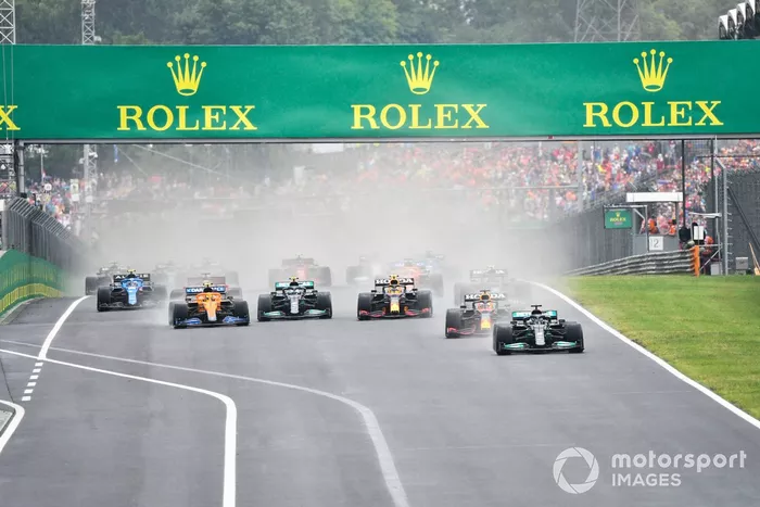 Arrancada Lewis Hamilton, Mercedes W12, Sergio Pérez, Red Bull Racing RB16B, Valtteri Bottas, Mercedes W12, Lando Norris, McLaren MCL35M
