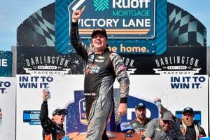 Race winner Sheldon Creed, GMS Racing, Chevrolet Silverado Liftkits4less.com