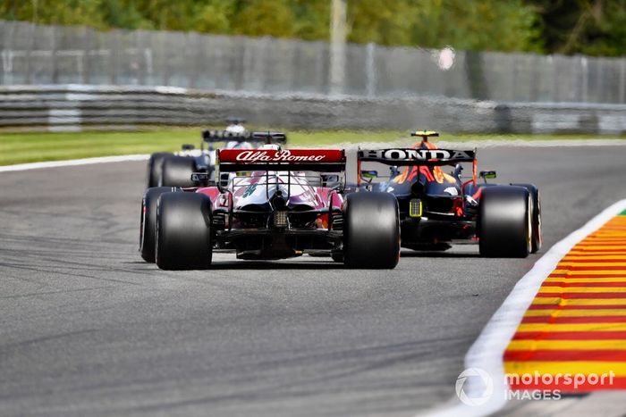Sergio Pérez, Red Bull Racing RB16B, Kimi Raikkonen, Alfa Romeo Racing C41
