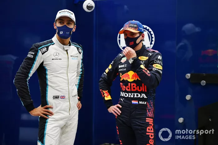 El segundo puesto George Russell, Williams, y el ganador de la pole Max Verstappen, Red Bull Racing en Parc Ferme