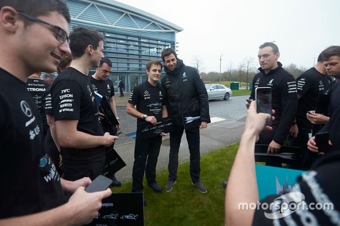 Toto Wolff, Director Mercedes AMG F1 con miembros del equipo