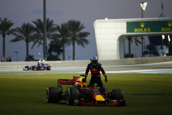 Daniel Ricciardo, Red Bull Racing RB13, retired from the race