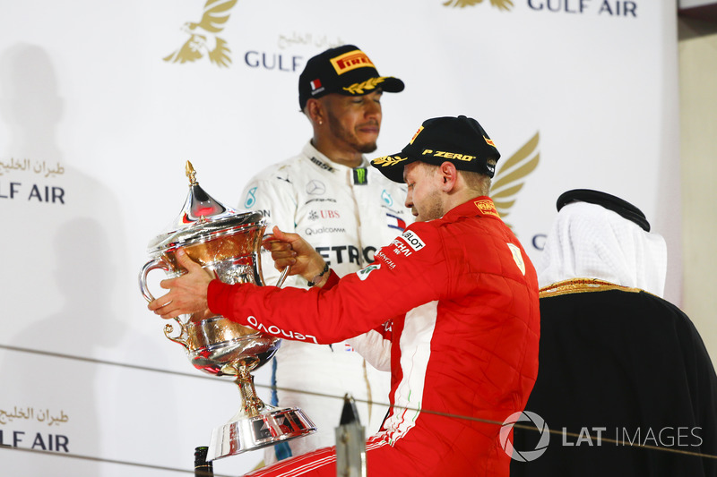 Sebastian Vettel, Ferrari, zwycięzca wyścigu i trzeci na mecie Lewis Hamilton, Mercedes AMG F1, na podium