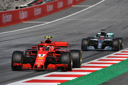 Kimi Raikkonen, Ferrari SF71H voor Lewis Hamilton, Mercedes-AMG F1 W09