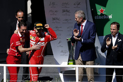 Winnaar Sebastian Vettel, Ferrari op het podium met G. Vietina, Ferrari