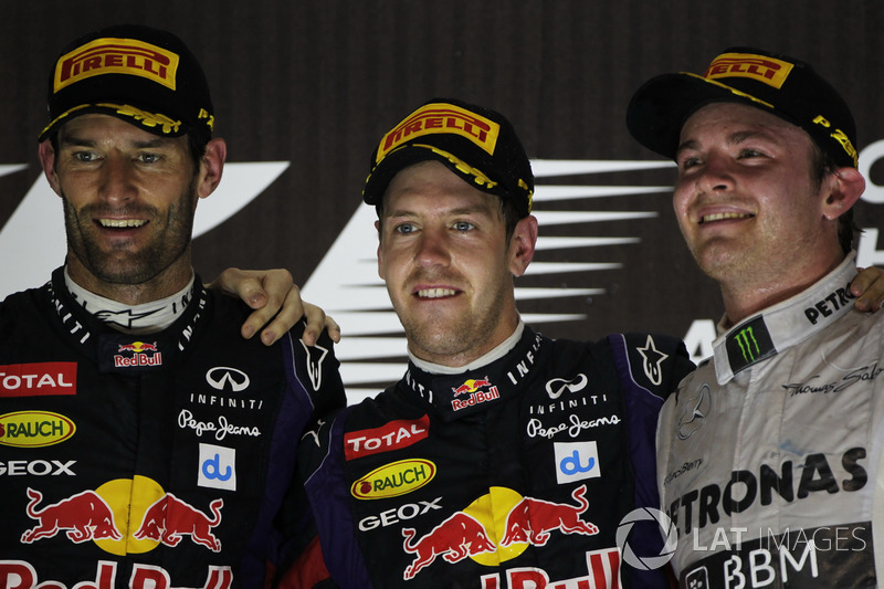 Podio: il secondo classificato Mark Webber, Red Bull Racing, il vincitore della gara Sebastian Vette