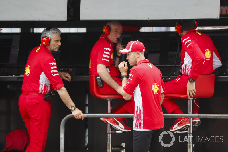 Sebastian Vettel, Ferrari, habla con Maurizio Arrivabene, Team Principal, Ferrari, y Jock Clear, Engineering Director, Ferrari tras su accidente
