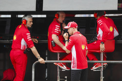 Sebastian Vettel, Ferrari, parla con Maurizio Arrivabene, Team Principal, Ferrari, e Jock Clear, Engineering Director, Ferrari, dopo l'incidente