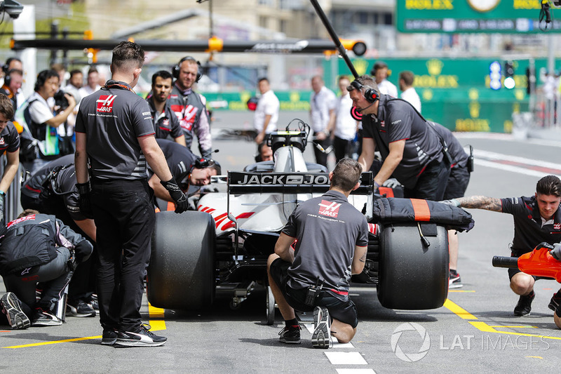 Th Haas F1 team in the pit lane with Kevin Magnussen, Haas F1 Team