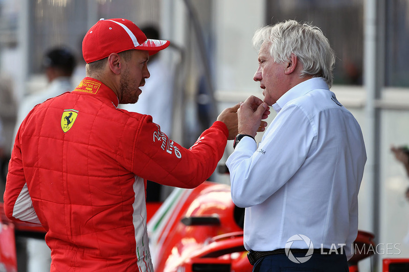 Sebastian Vettel, Ferrari y Charlie Whiting, delegado de la FIA