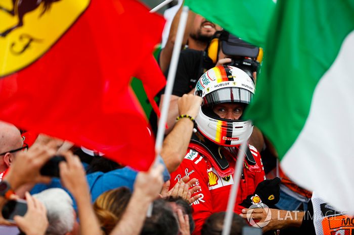 El ganador del GP de Canadá, Sebastian Vettel, Ferrari celebra su victoria en parc ferme