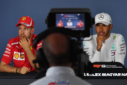 El ganador de la carrera Lewis Hamilton, Mercedes AMG F1, el segundo puesto Sebastian Vettel, Ferrari en la Conferencia de prensa