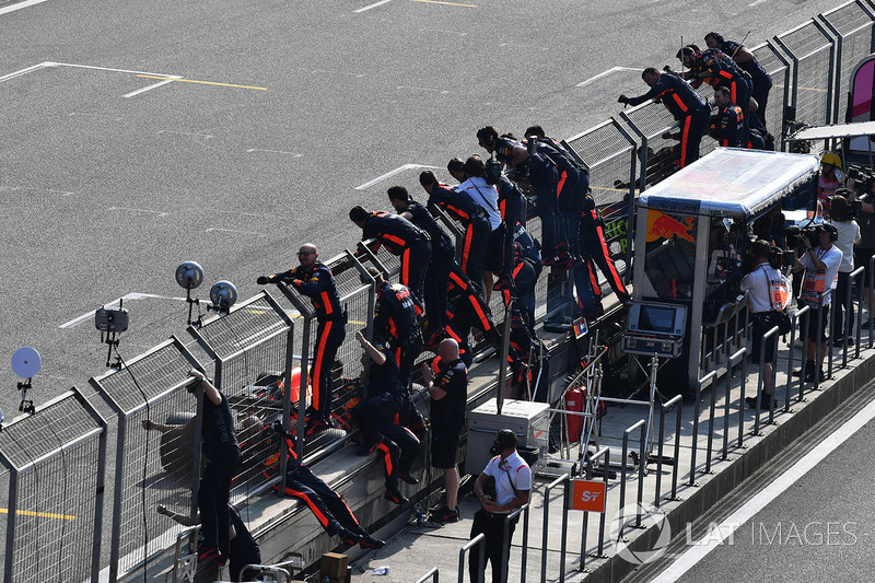 Race winner Daniel Ricciardo, Red Bull Racing RB14 crosses the line