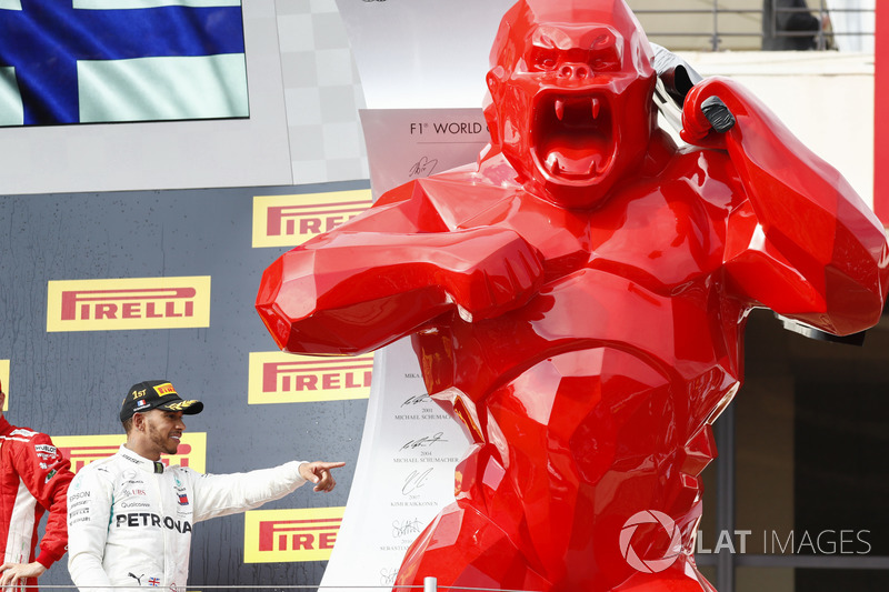 Lewis Hamilton, Mercedes AMG F1, vainqueur, avec un énorme gorille sur le podium