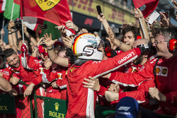 Le vainqueur Sebastian Vettel, Ferrari fête sa victoire dans le Parc Fermé