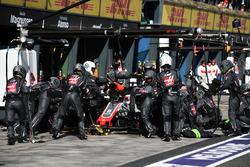Romain Grosjean, Haas F1 Team VF-18 pit stop