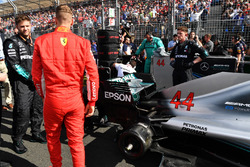 Sebastian Vettel, Ferrari on the grid looking at the car of Lewis Hamilton, Mercedes-AMG F1 W09 EQ Power+