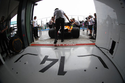 Fernando Alonso, McLaren MCL33 Renault, revient dans son garage