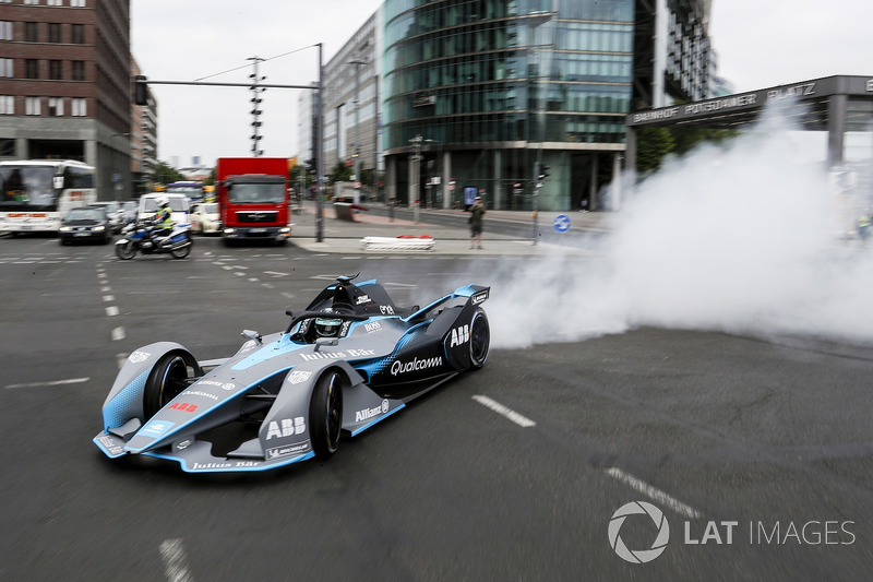Formula 1 World Champion Nico Rosberg, Gen2 Formula E aracını Berlin sokaklarında sürüyor