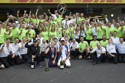 2017 Dünya Şampiyonu Lewis Hamilton, Mercedes AMG F1 ve annesi Carmen Lockhart, takım ile