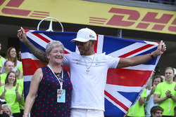Campeón del mundo 2017 Lewis Hamilton, Mercedes AMG F1 celebra con su madre Carmen Lockhart
