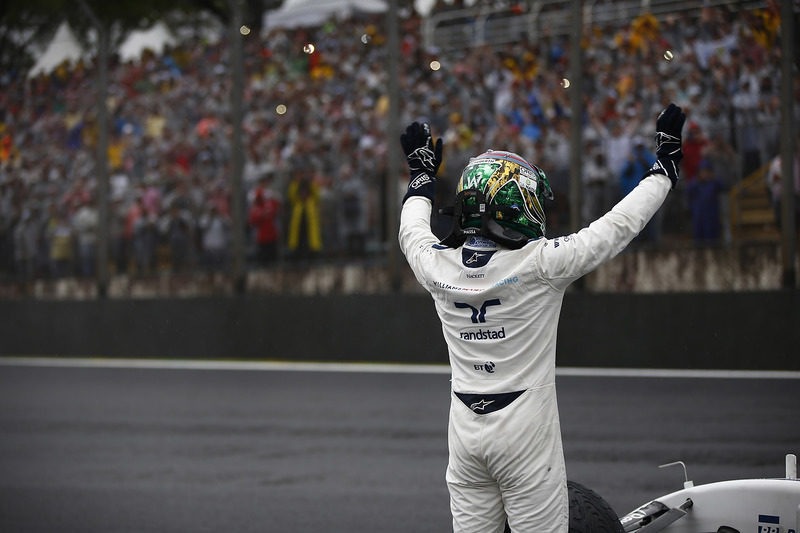 Felipe Massa, Williams, zwaait naar de fans na zijn uitvalbeurt