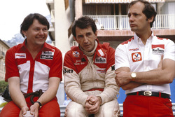 John Watson, McLaren Ford, en compagnie du directeur de McLaren, Ron Dennis et le designer John Barnard