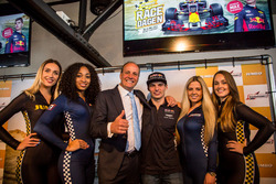 Frits van Eerd, Max Verstappen en promotiedames tijdens de presentatie van de Jumbo Racedagen 'driven by Max Verstappen'