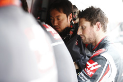 Romain Grosjean, Haas F1 Team, rejoint ses collègues sur le muret des stands