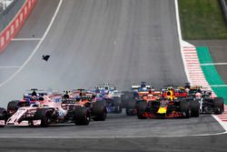 Sergio Perez, Sahara Force India F1 VJM10, Max Verstappen, Red Bull Racing RB13