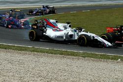 Felipe Massa, Williams FW40, rear tyre puncture at the start of the race