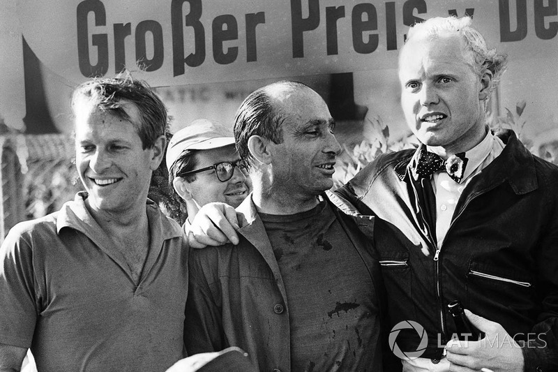 Podio: il vincitore della gara Juan Manuel Fangio, Maserati, il secondo classificato Mike Hawthorn, 