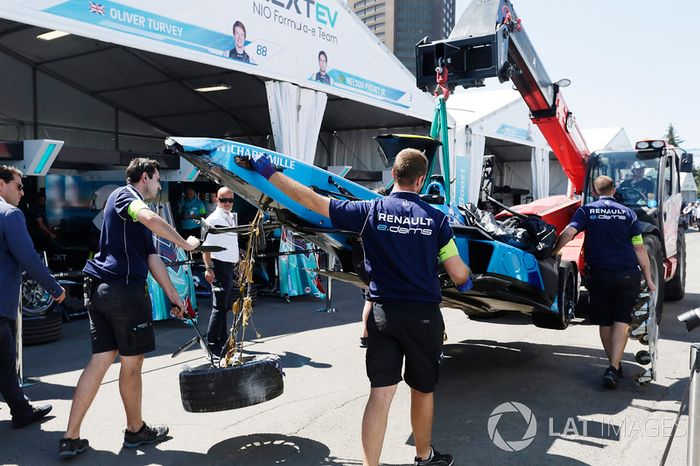 El coche dañado de Sébastien Buemi, Renault e.Dams, es llevado a pits después del choque