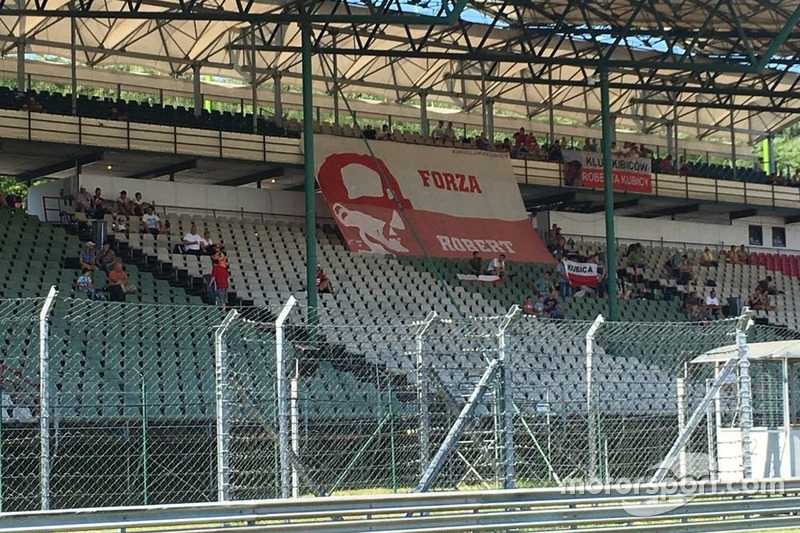 Uno striscione dedicato a Robert Kubica