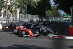 Kimi Raikkonen, Ferrari SF70H, Valtteri Bottas, Mercedes AMG F1 W08 bij de start van de race