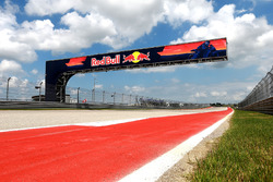 Логотип Red Bull на трасі Америк
