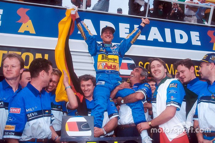 Schumacher ganó su primer mundial en 1994, con 25 años, 10 meses y 10 días. En ese momento era el segundo título logrado a menor edad, superado solo por los 25 años y 8 meses de Fittipaldi en 1972
