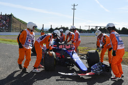 Des commissaires s'occupent de la voiture de Carlos Sainz Jr., Scuderia Toro Rosso STR12