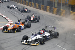 Pedro Piquet, Van Amersfoort Racing, Dallara Mercedes; David Beckmann, kfzteile24 Mücke Motorsport,