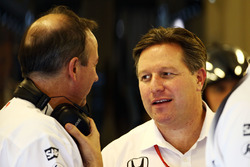 Jonathan Neale, Directeur des Opérations de McLaren avec Zak Brown, Directeur Exécutif de McLaren
