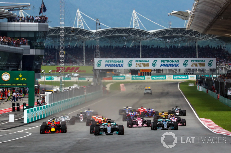 Lewis Hamilton, Mercedes-Benz F1 W08 leads at the start of the race