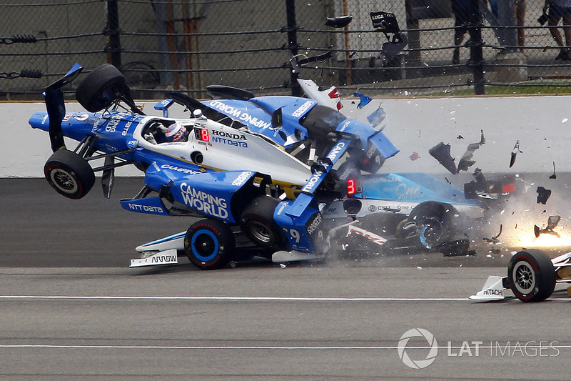 Scott Dixon, Chip Ganassi Racing Honda, Jay Howard, Schmidt Peterson Motorsports Honda involved in a huge crash