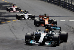 Льюис Хэмилтон, Mercedes AMG F1 W08, Стоффель Вандорн, McLaren MCL32, Фелипе Масса, Williams FW40