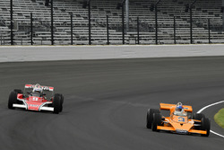 Johnny Rutherford, McLaren M16 y Mario Andretti, McLaren M24